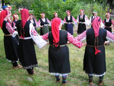 Read more about the article Бистришките баби, архаично многогласно пеене, танци и ритуали от района на Шоплука (2008)